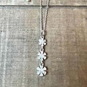 GV9 Silver Flower Daisy Necklace 20” chain
